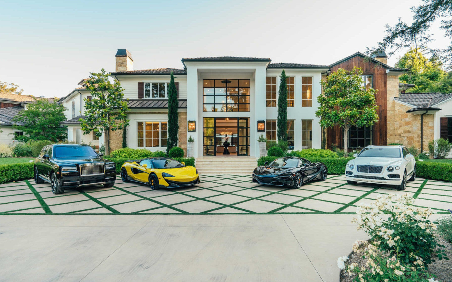 Download wallpaper the city, Villa, architecture, mansion, facade, luxury cars, luxury cars, section city in resolution 1440x900