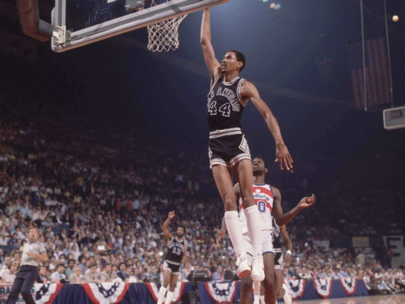 Download George Gervin Vintage Basketball Game Wallpaper