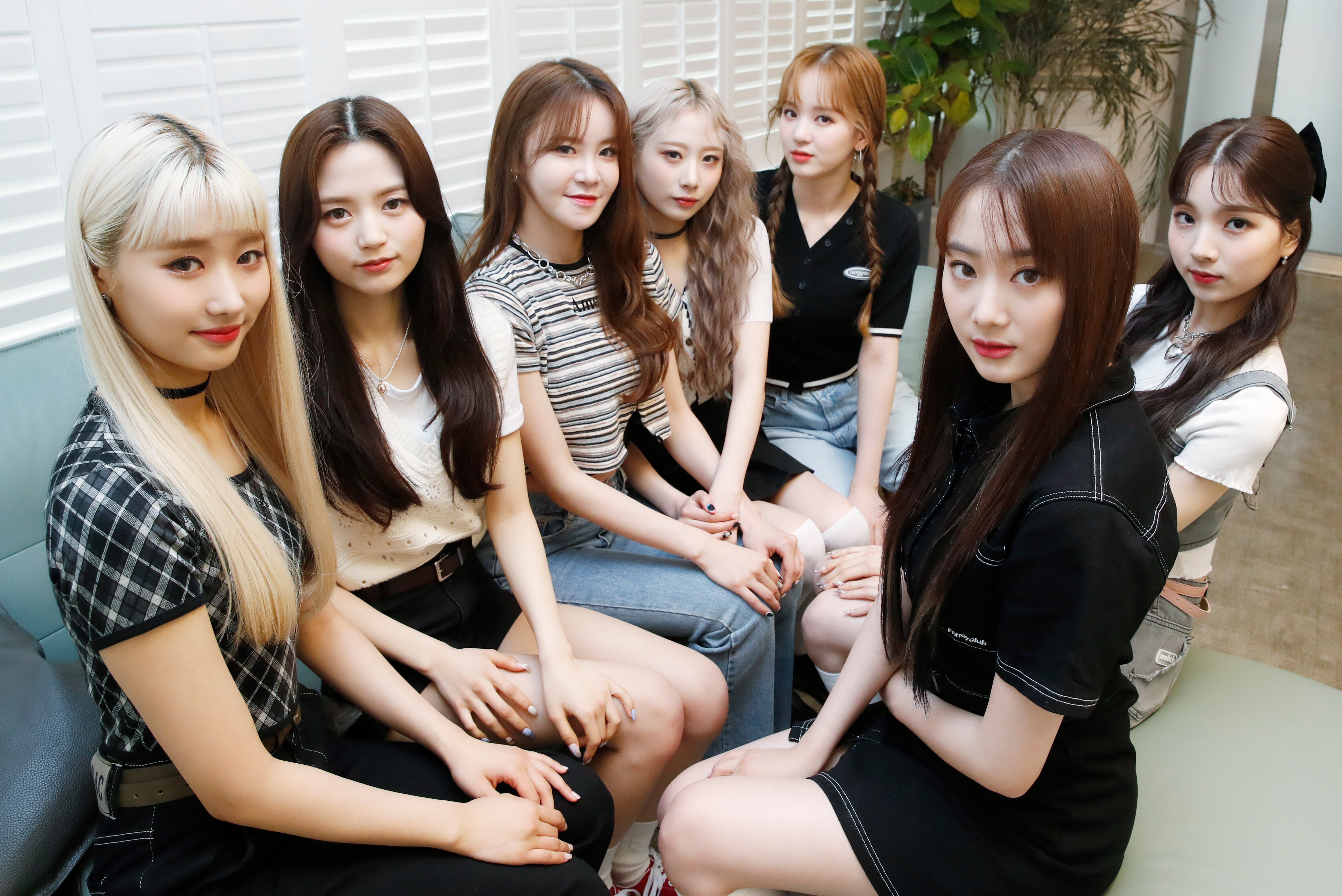 HOT ISSUE Interview Photo