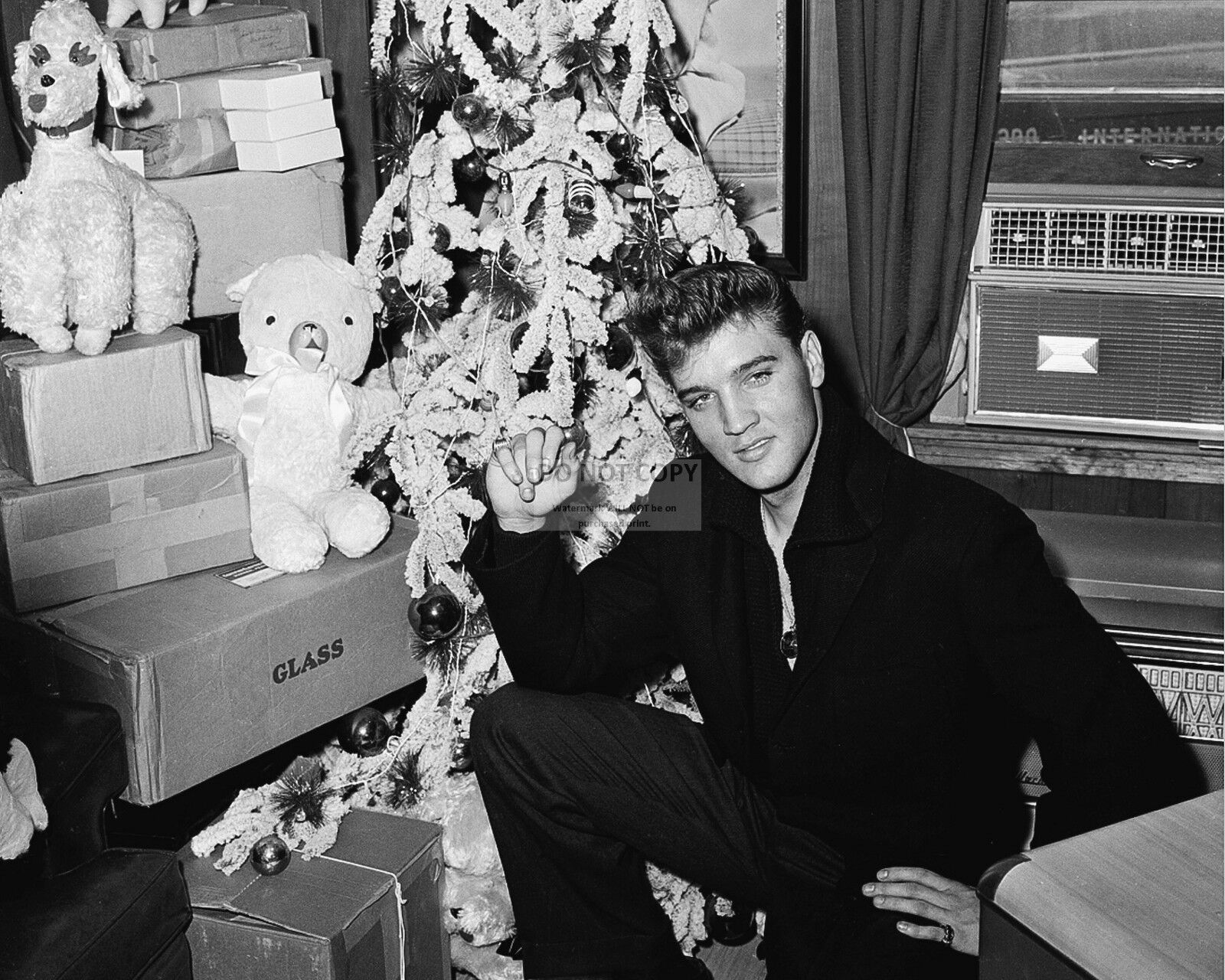 ELVIS PRESLEY AT CHRISTMAS TIME PUBLICITY PHOTO (NN 014)