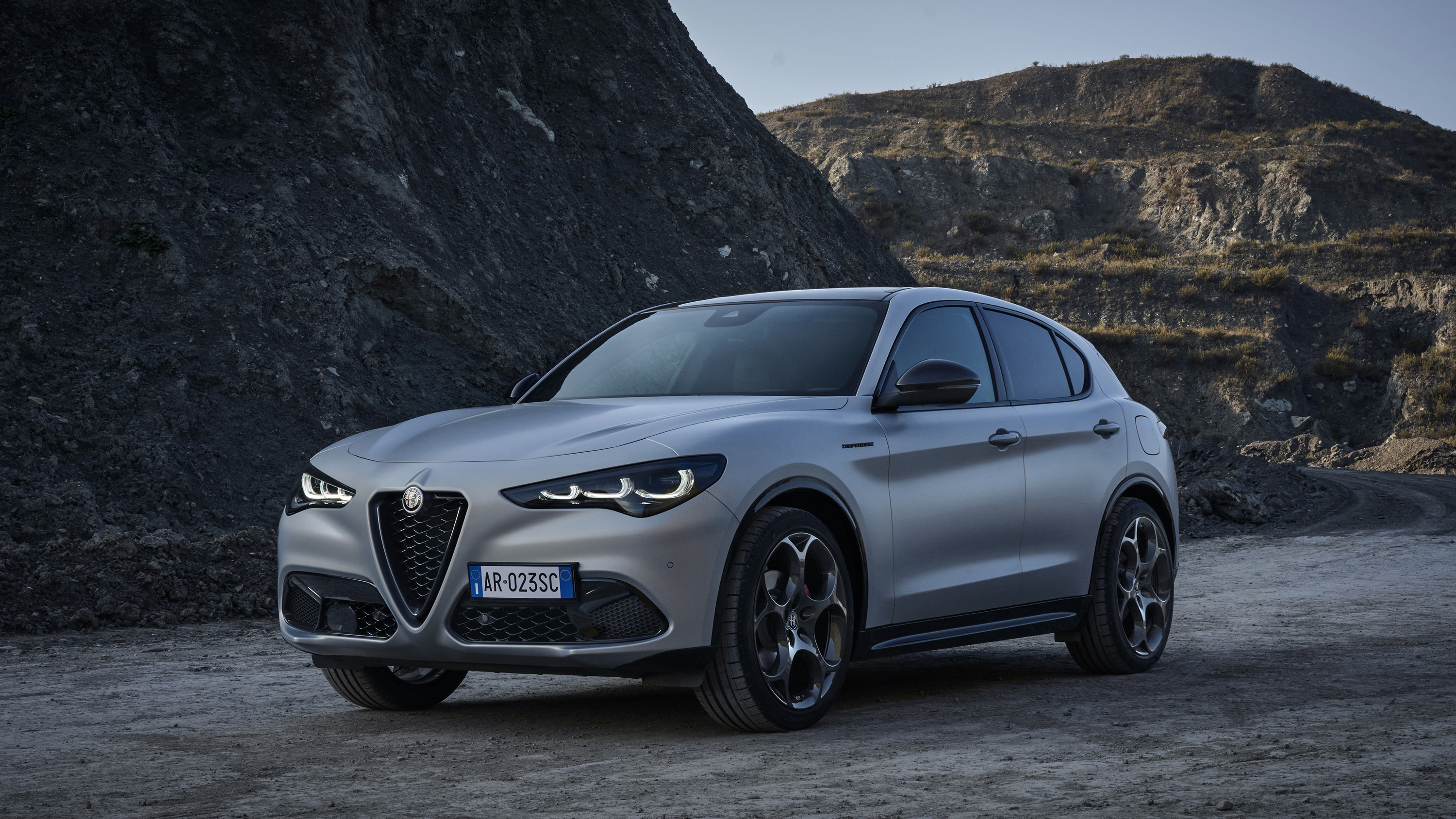 2023 Alfa Romeo Stelvio Photo Gallery