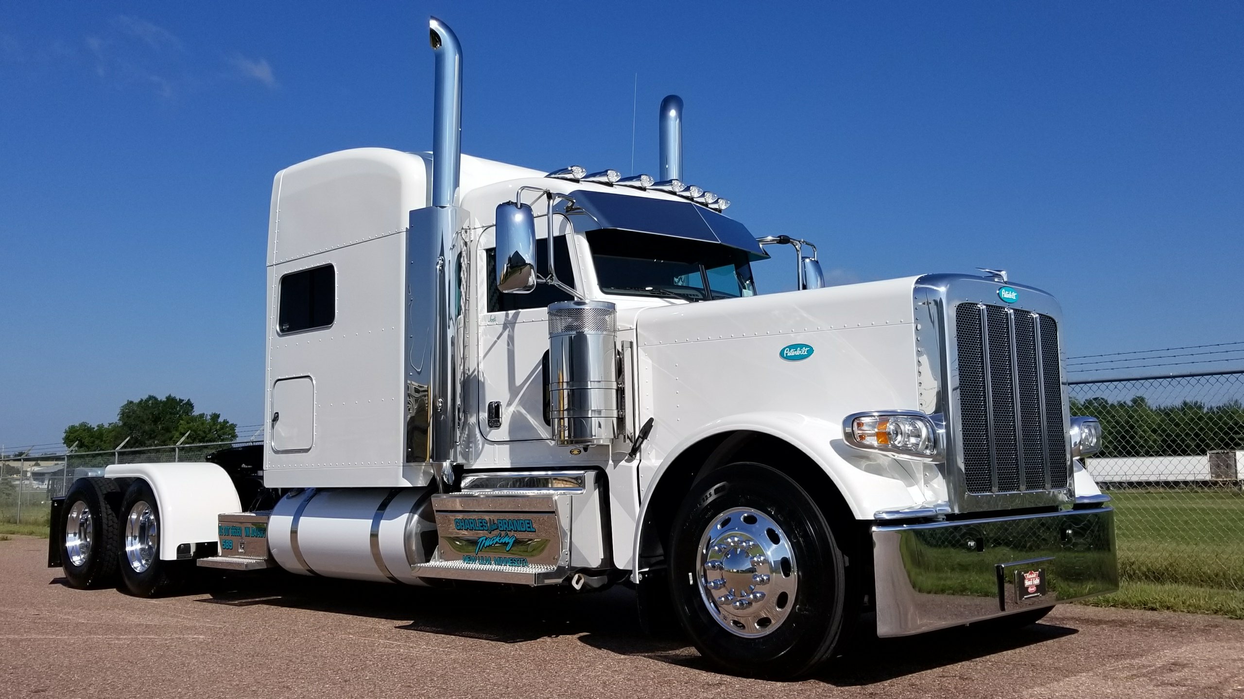 Custom new 389 heading out! of Sioux Falls