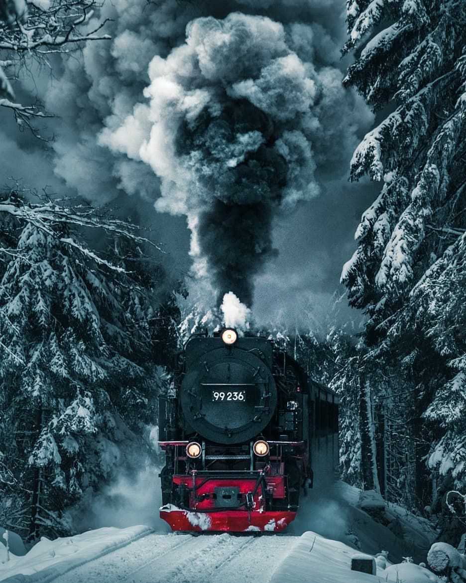 German Landscape Photographer en Instagram: “Life is a train, get on board!”. Harry potter background, Hogwarts christmas, Christmas wallpaper background
