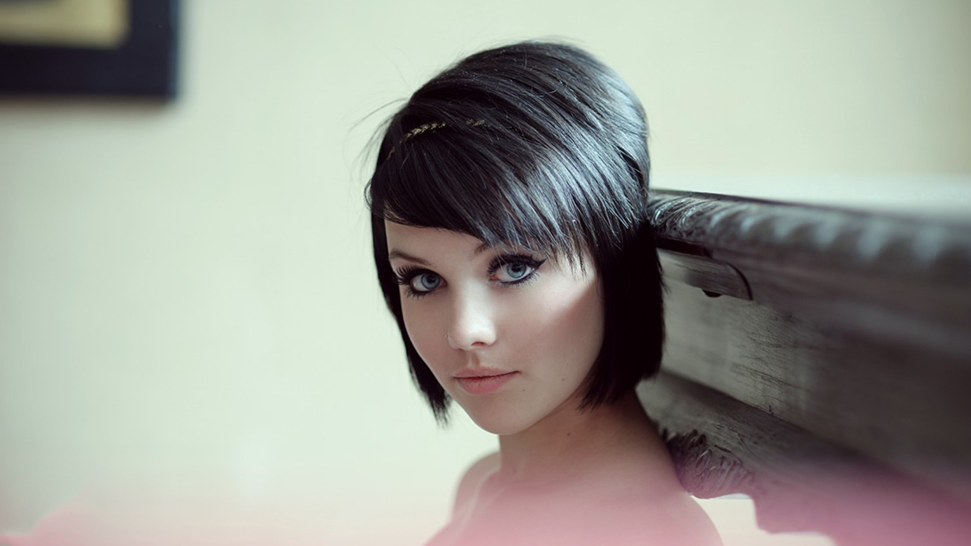 Download wallpaper look, face, model, brunette, beautiful, Mellisa Clarke, section girls in resolution 1366x768