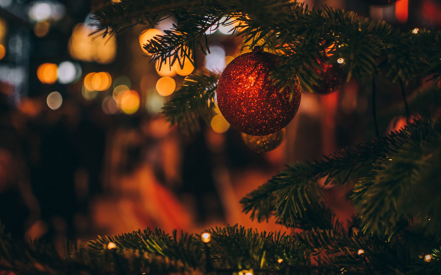 Download wallpaper 1680x1050 christmas toy, tree, christmas, new year, blur, decoration widescreen 16:10 HD background