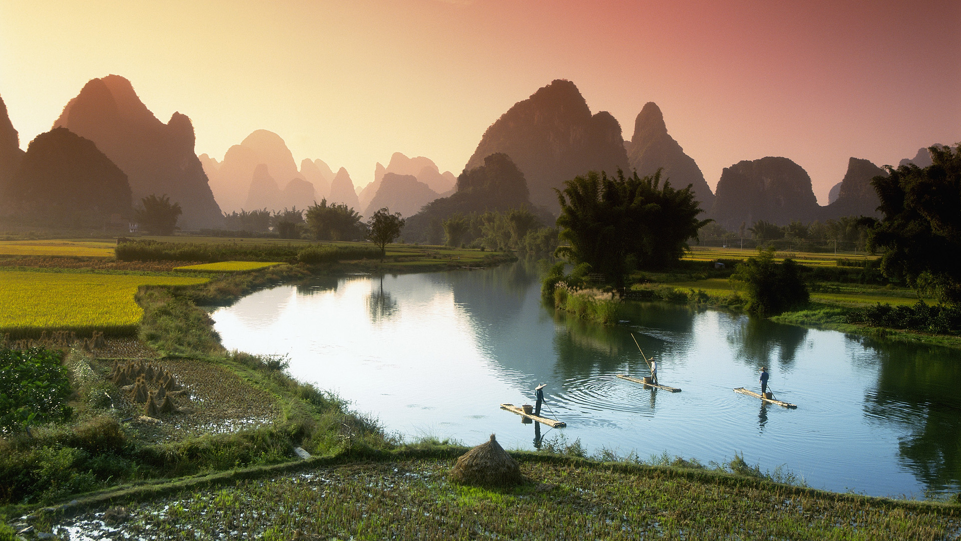 Serenity of Nanling Mountains: HD Wallpaper of Li River, China