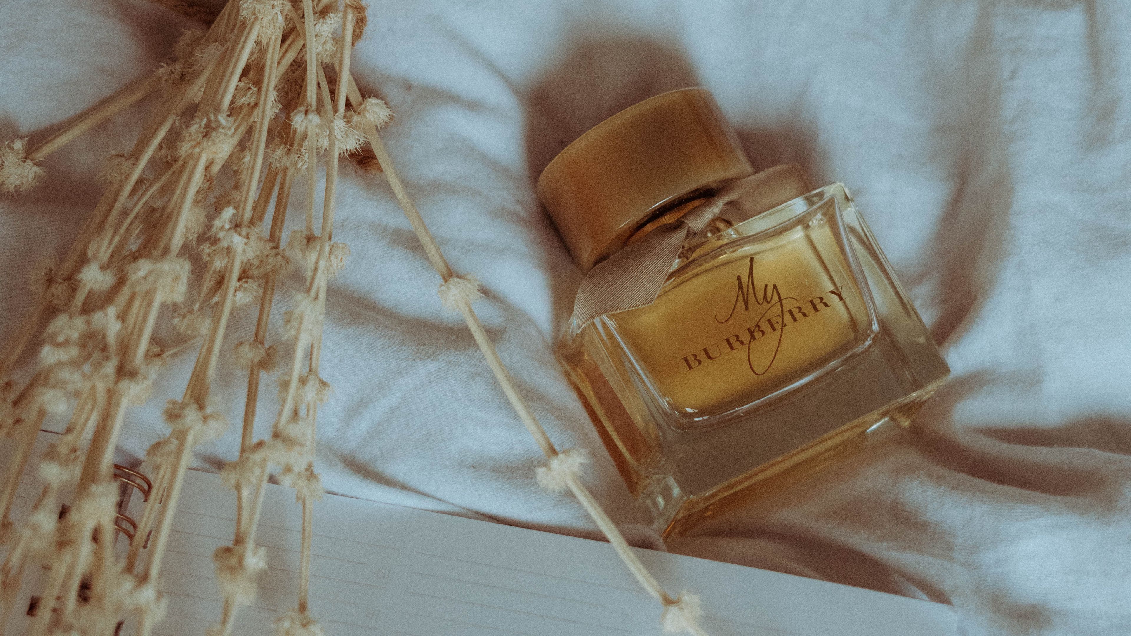 Download wallpaper 3840x2160 perfume, bottle, bouquet, light, aesthetics 4k uhd 16:9 HD background