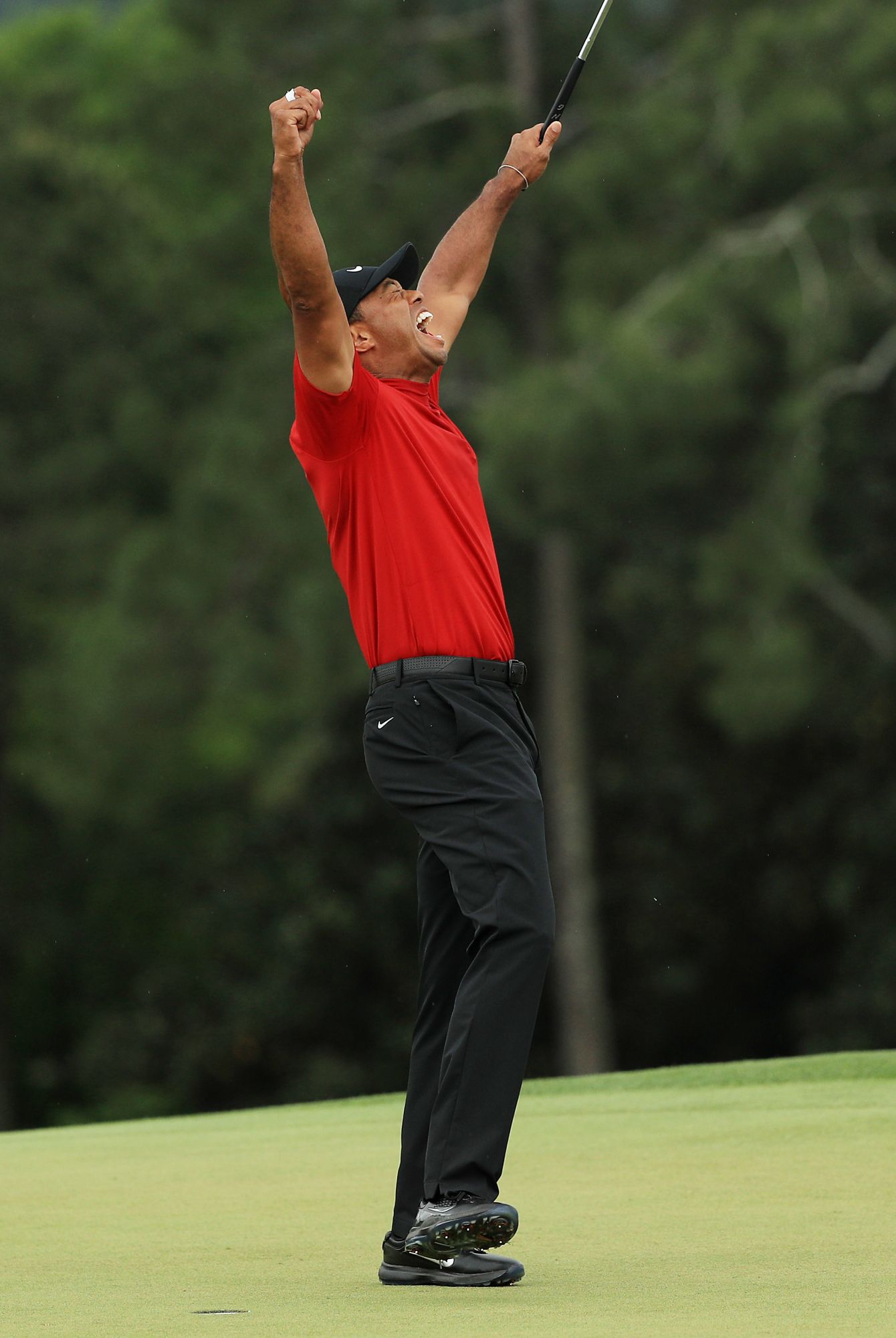 Stunning photo capture Tiger Woods winning the 2019 Masters. Tiger woods, Wood wallpaper, Golf techniques