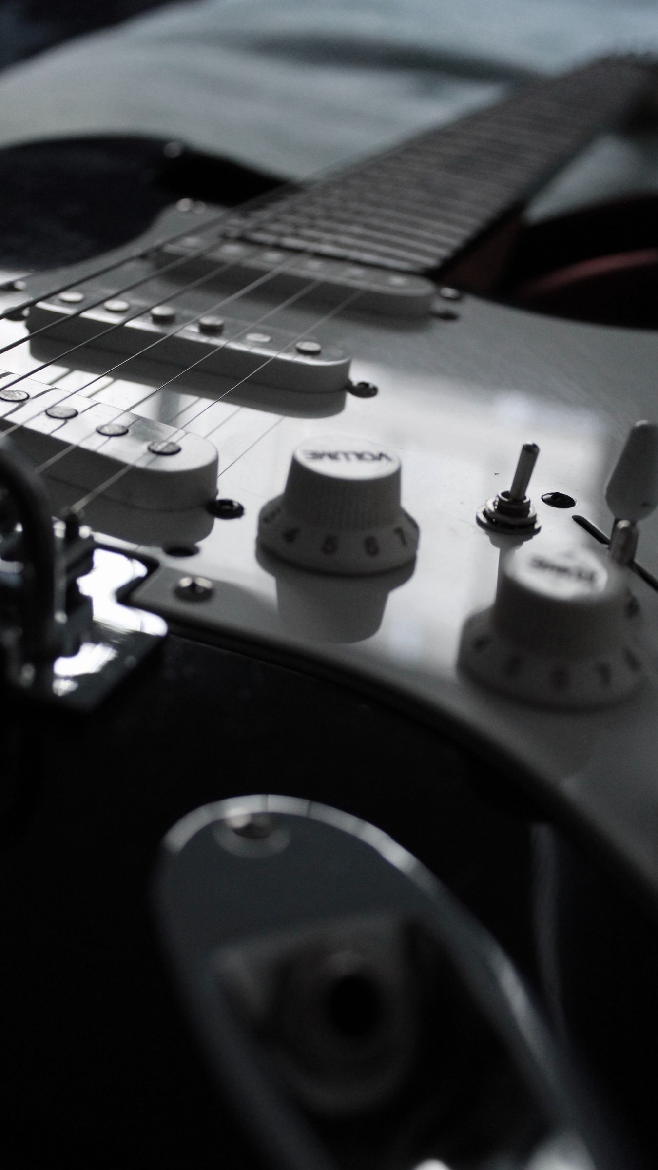 Download wallpaper 1350x2400 electric guitar, guitar, musical instrument, strings, closeup iphone 8+/7+/6s+/for parallax HD background