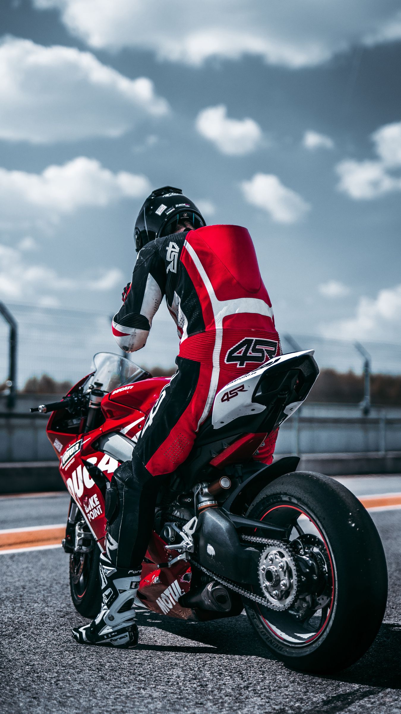 Download wallpaper 1350x2400 motorcycle, bike, motorcyclist, sports, racer iphone 8+/7+/6s+/for parallax HD background