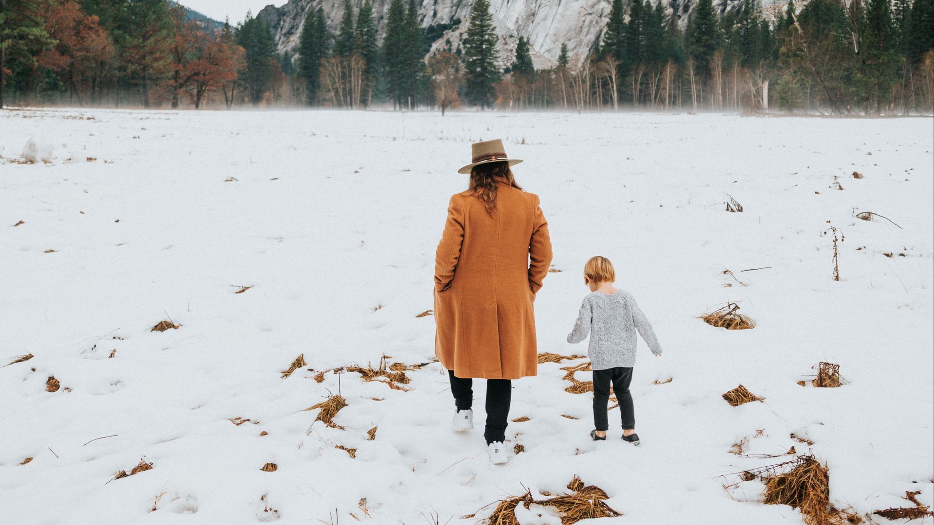 Download wallpaper 1920x1080 people, mountain, snow, winter, nature, walk full hd, hdtv, fhd, 1080p HD background