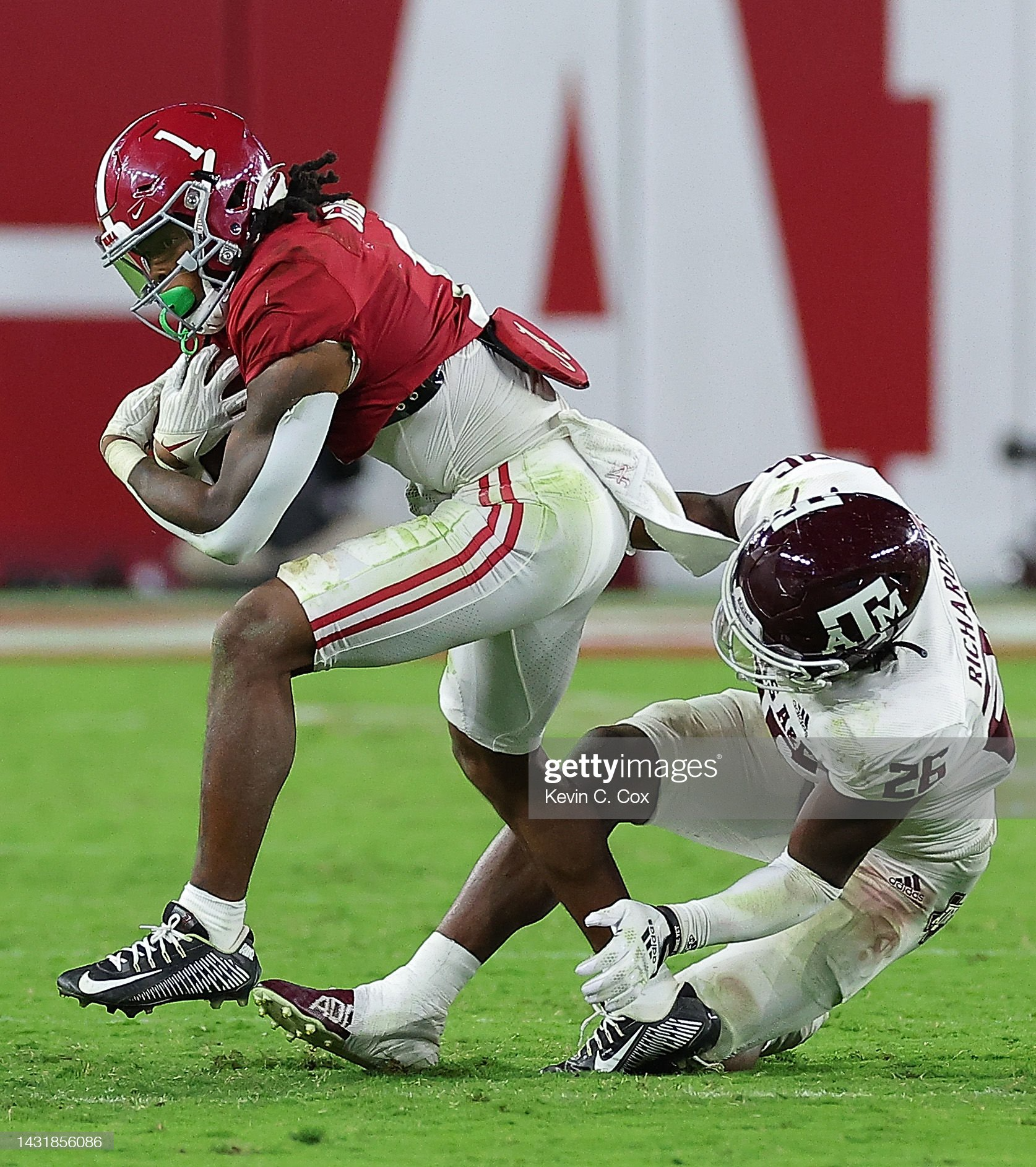 Jahmyr Gibbs of the Alabama Crimson Tide is tackle by Demani. Alabama crimson tide, Crimson tide, Tide