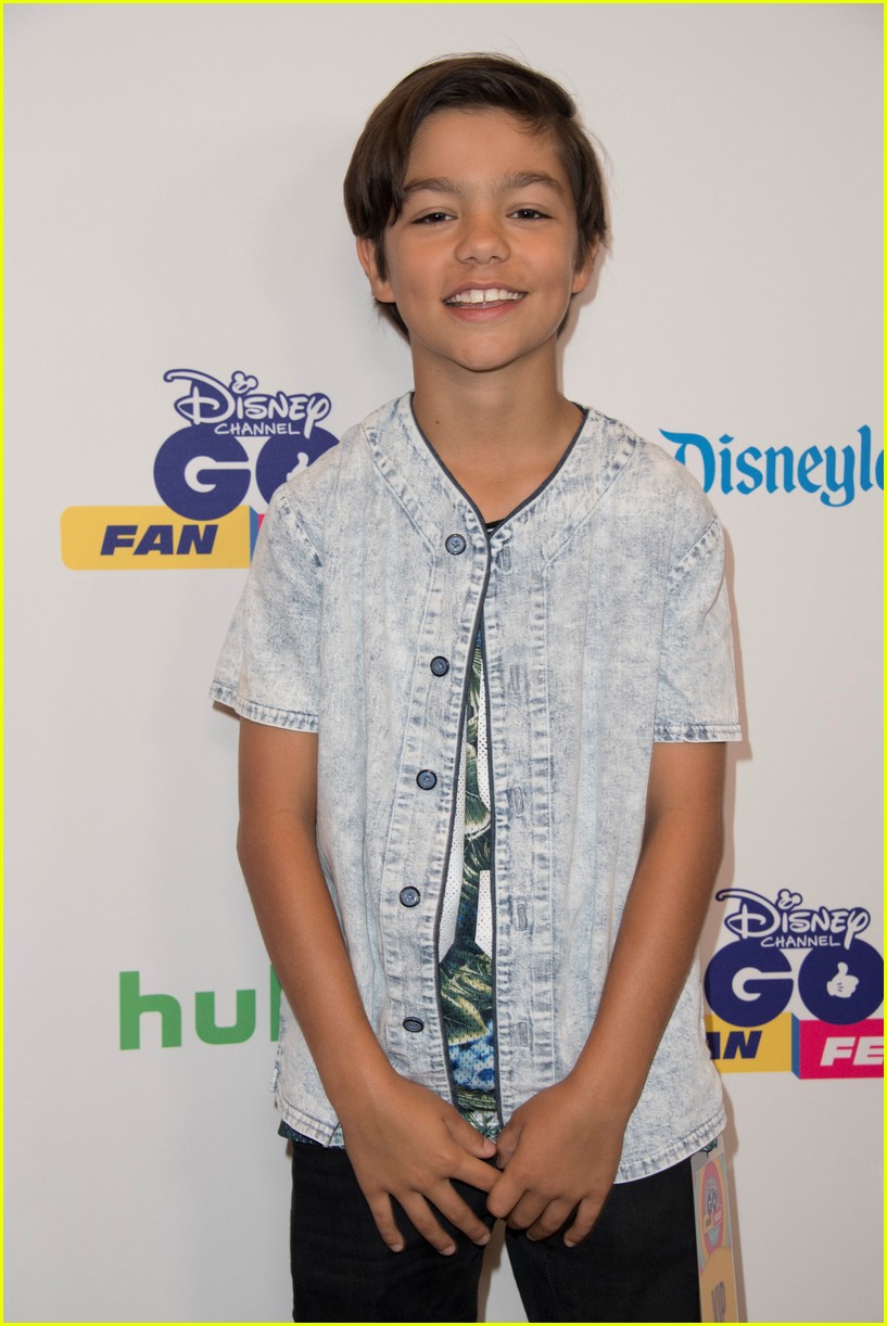 Jenna Ortega Is 'Stuck in the Middle' of Isaak Presley & Malachi Barton at GO! Fan Fest: Photo 1159462. Isaak Presley, Jenna Ortega, Malachi Barton, Stuck In The Middle Picture