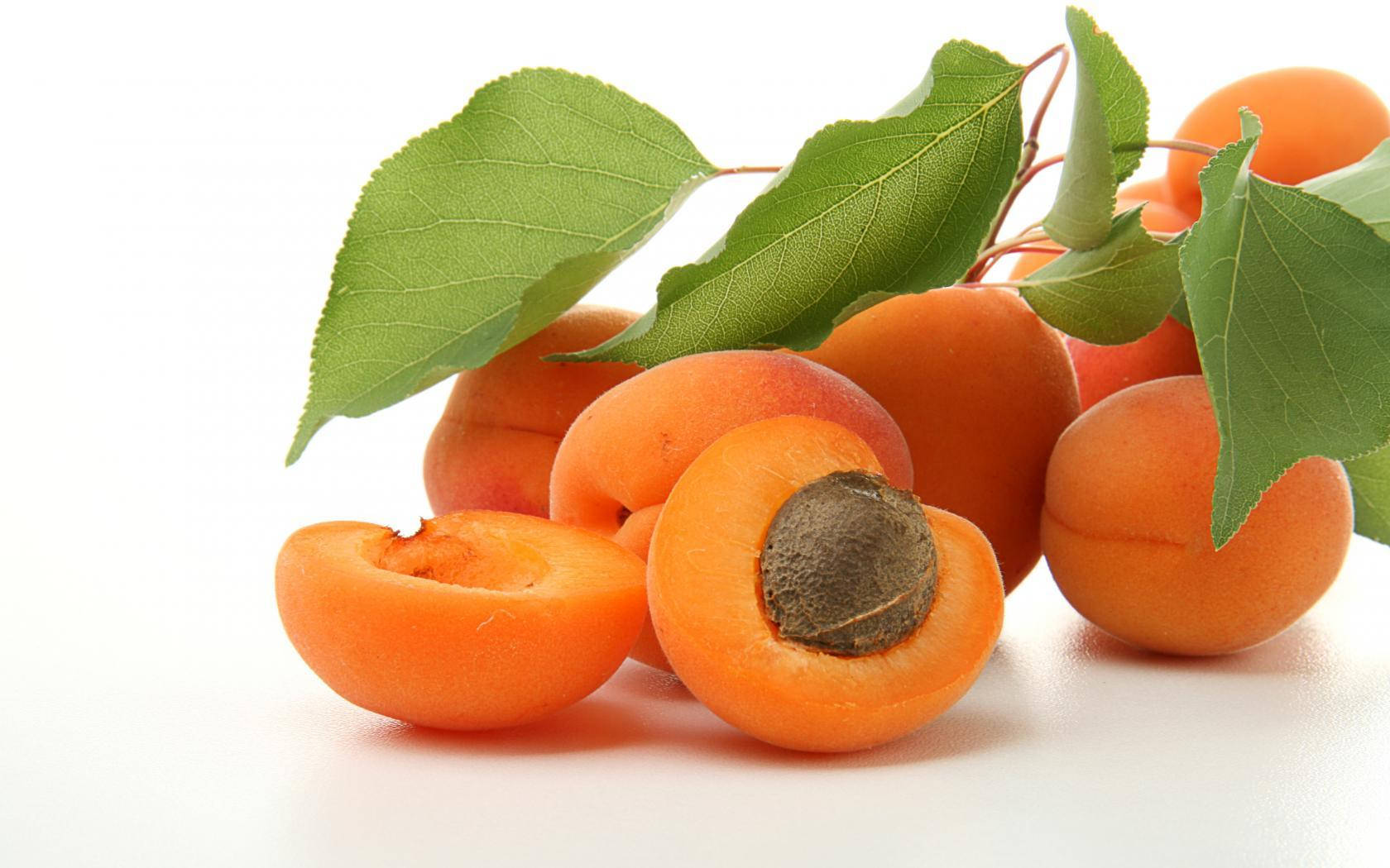 Download Bunch Of Apricot Fruits Wallpaper