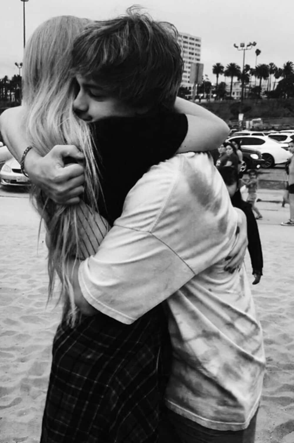 Download Cute Aesthetic Couple Hugging Greyscale Picture