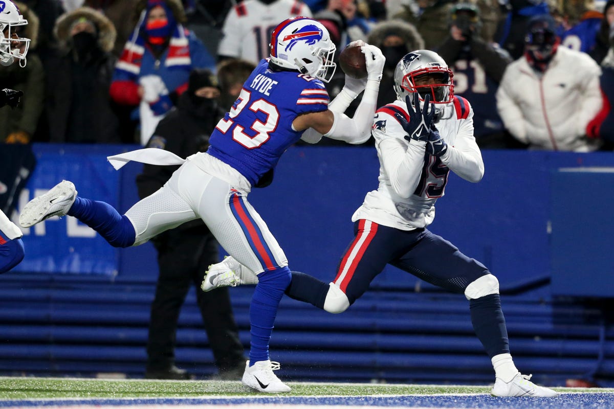 Micah Hyde Makes Incredible Over The Shoulder Interception Vs. Patriots