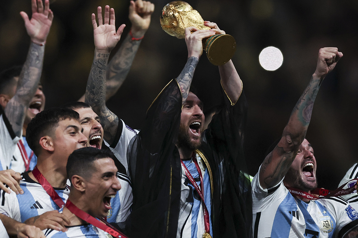 Lionel Messi 2022 World Cup Image & HD Wallpaper For Free Download: LM10 HD Photo in Argentina Jersey with WC Trophy Picture to Share Online. ⚽ LatestLY