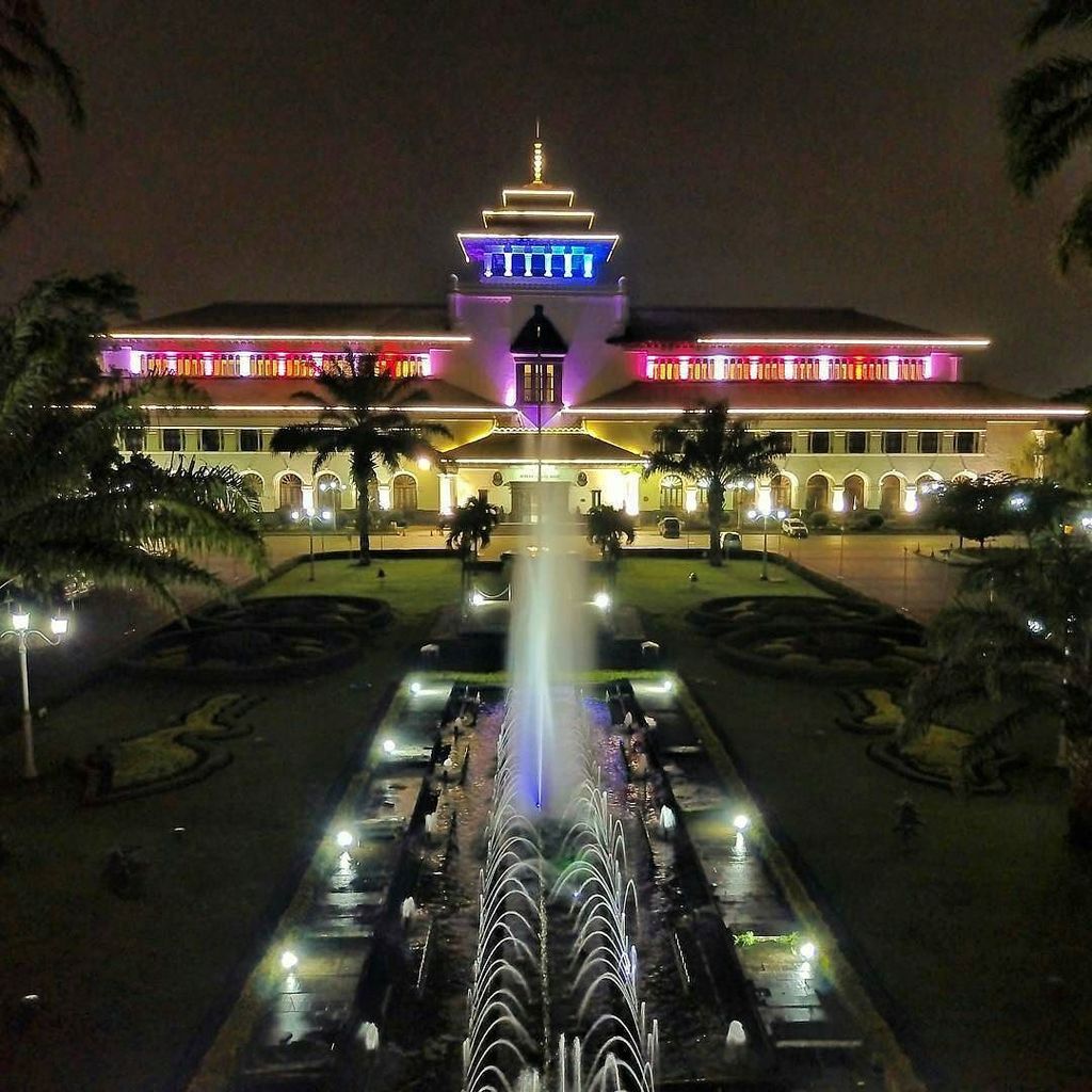 Bandung Banget Sate di kala malam. Sayangnya lampu led yang menerangi gedung dinyalakan hanya sewaktu ada acara saja. Di luar itu gelap gulita. Keb