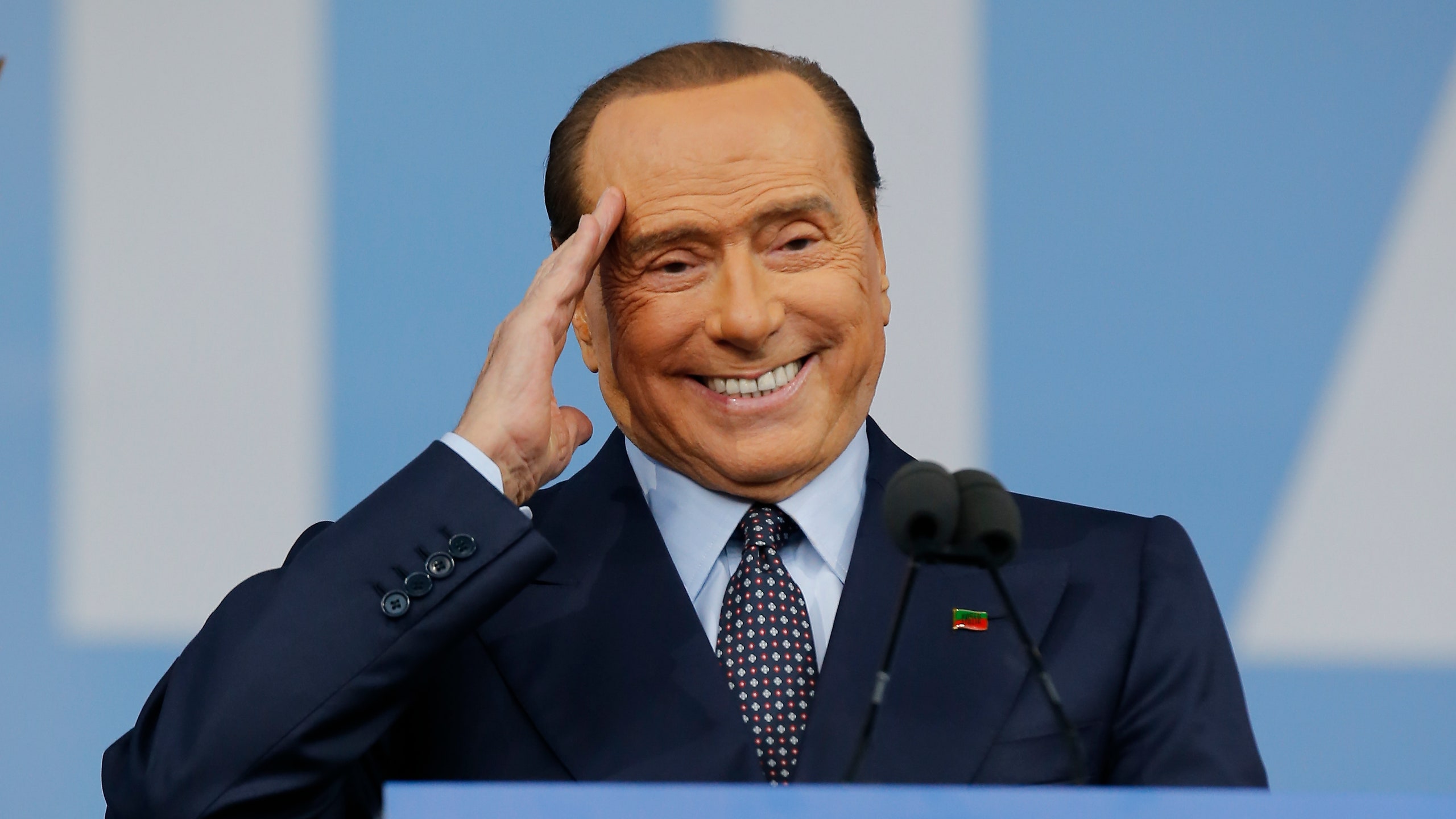 Silvio Berlusconi e i trucchi per sembrare più giovane. Vanity Fair Italia