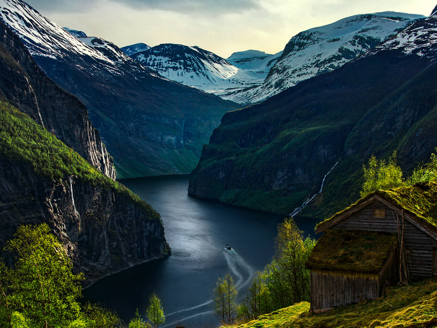 Download wallpaper House, landscape, Norway, boat, House on Geiranger Fjord in Norway, section nature in resolution 1400x1050