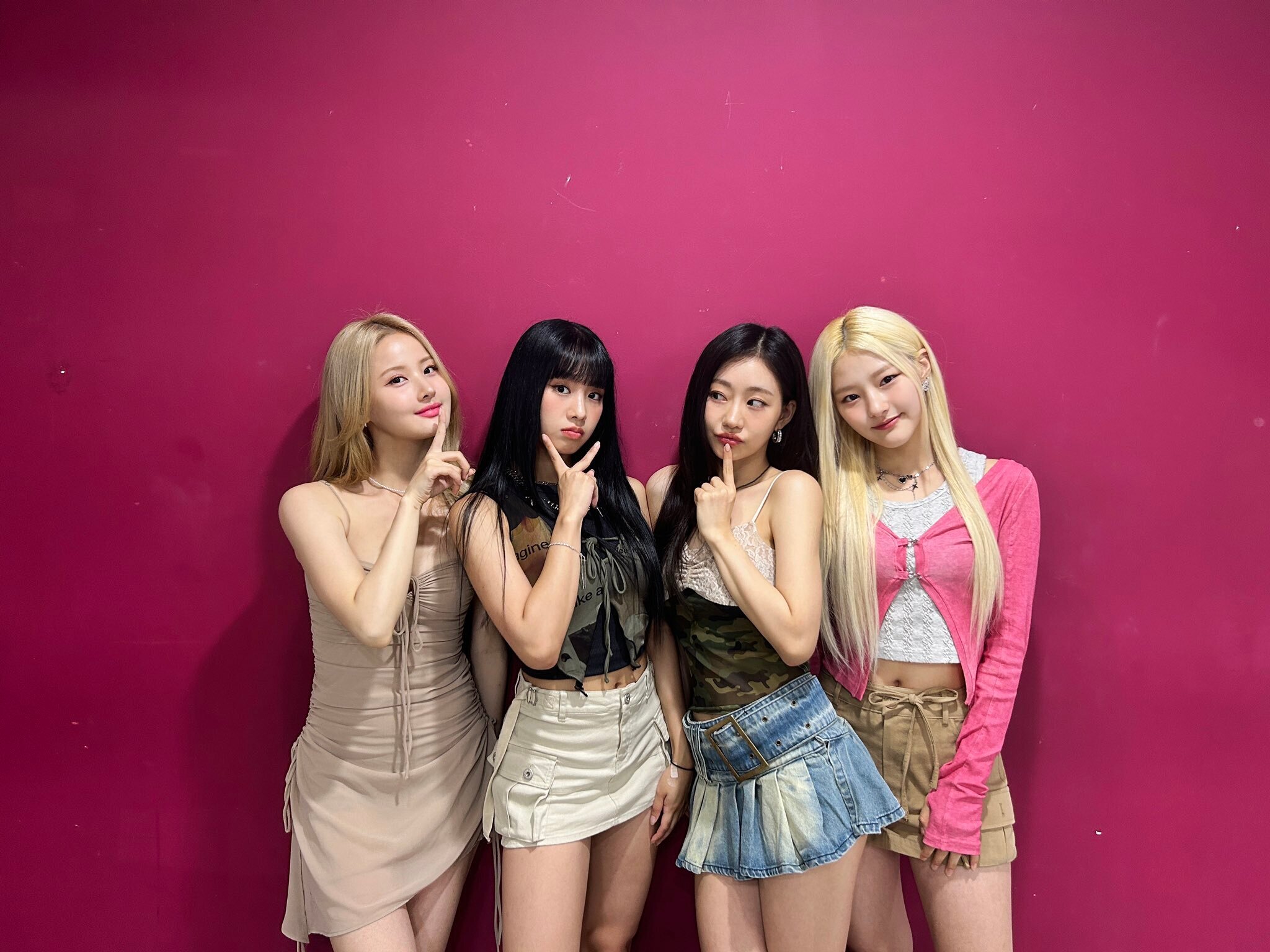 KISS OF LIFE Twitter Update's Live behind