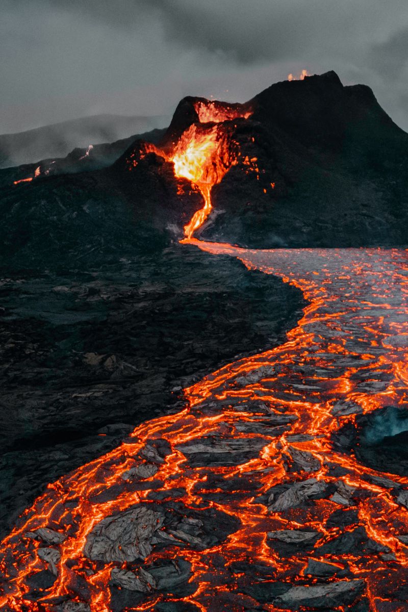 Download Wallpaper 800x1200 Volcano, Eruption, Lava, Stones, Hot Iphone 4s 4 For Parallax HD Background
