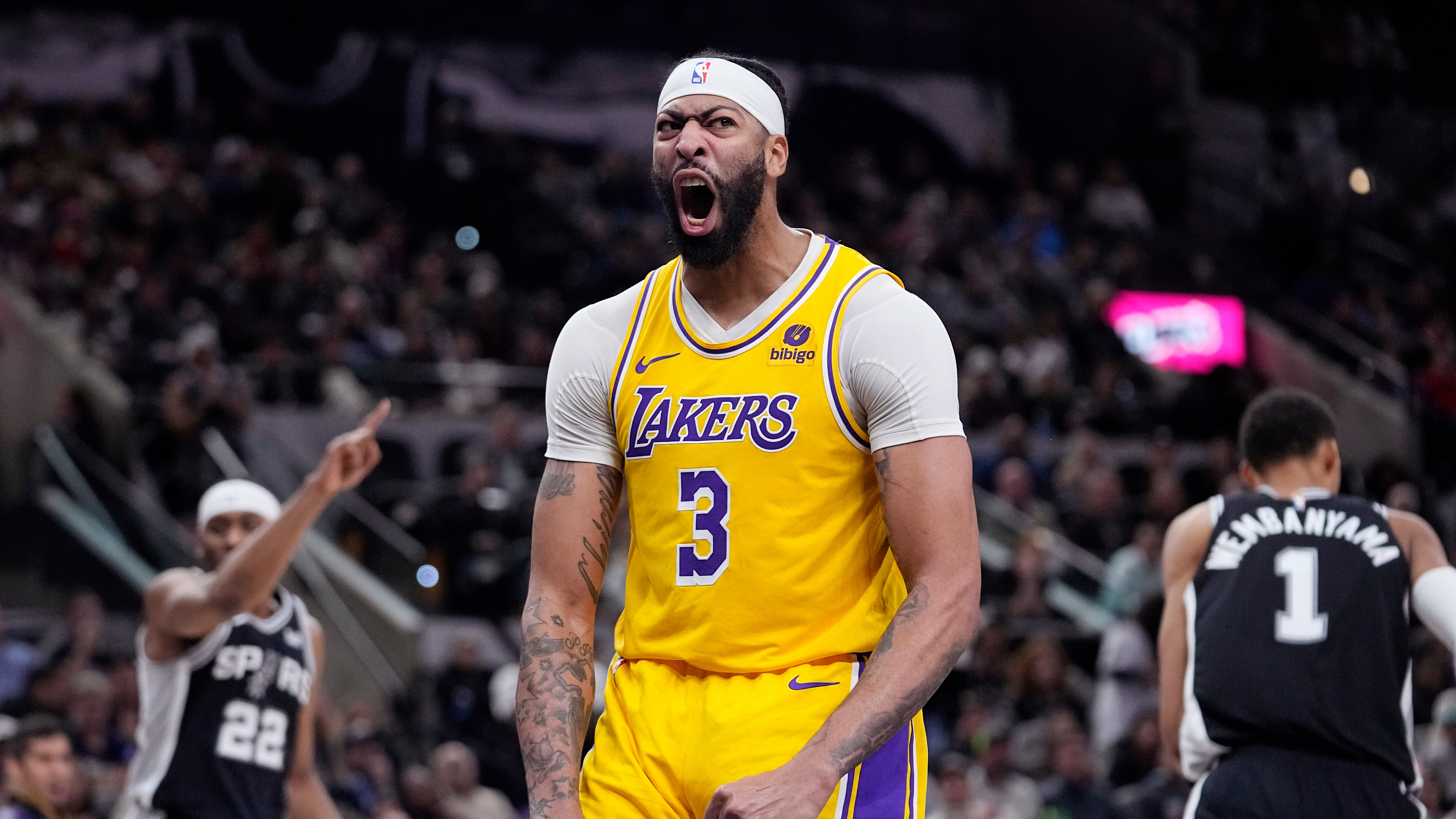 Anthony Davis' 37 points lead Los Angeles Lakers past San Antonio Spurs without LeBron James