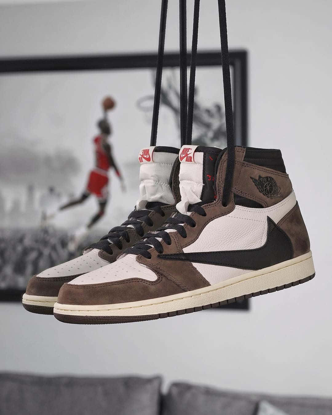 Download Travis Scott rocking the exclusive Jordan 1 Retro High OG sneaker. Wallpaper