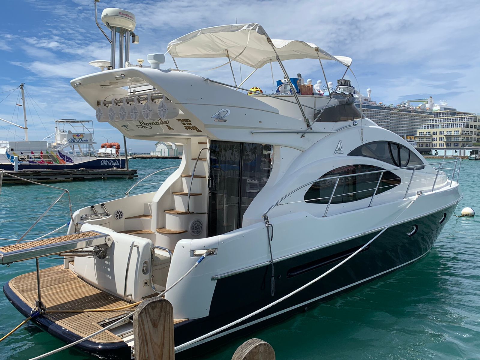 Luxury Private Boat Charter. Yacht Rental Aruba
