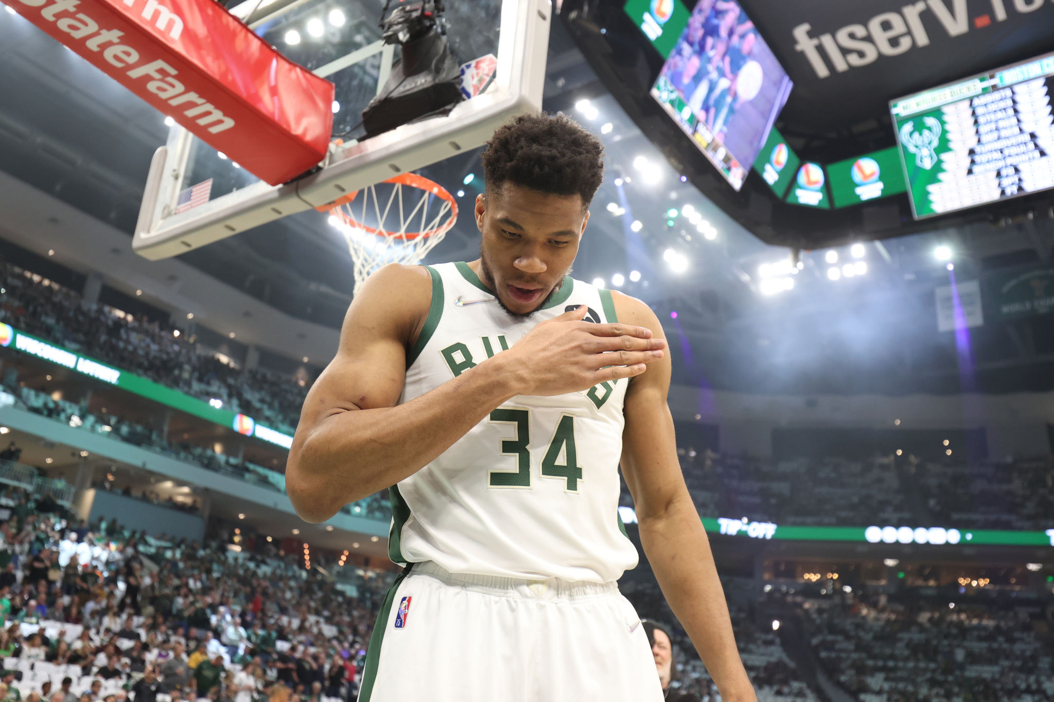 Sports Giannis Antetokounmpo HD Wallpaper