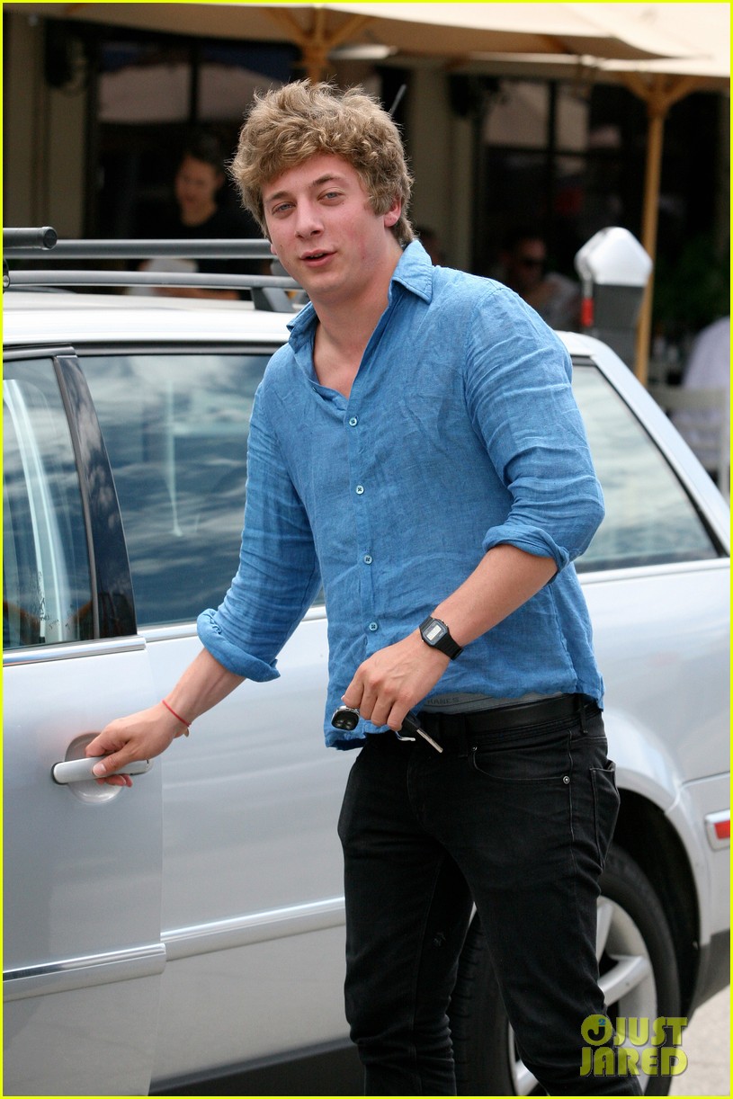 Jeremy Allen White: Toast Bakery Lunch: Photo 2659809. Jeremy Allen White Photo. Just Jared: Entertainment News
