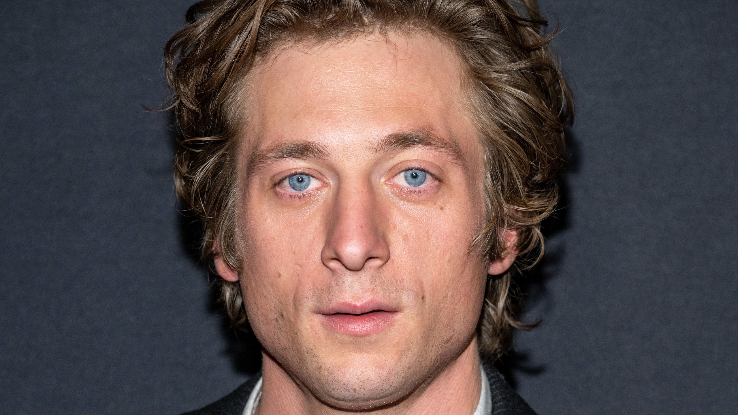 The Curious Case of Jeremy Allen White's Belly Button— See Photo