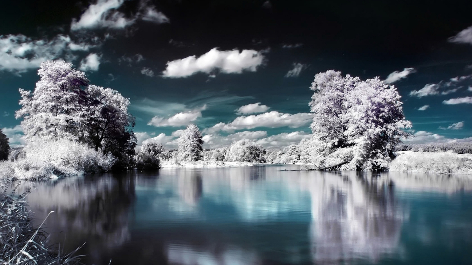 Superb Winter Lake View 1536 x 864 HDTV Wallpaper