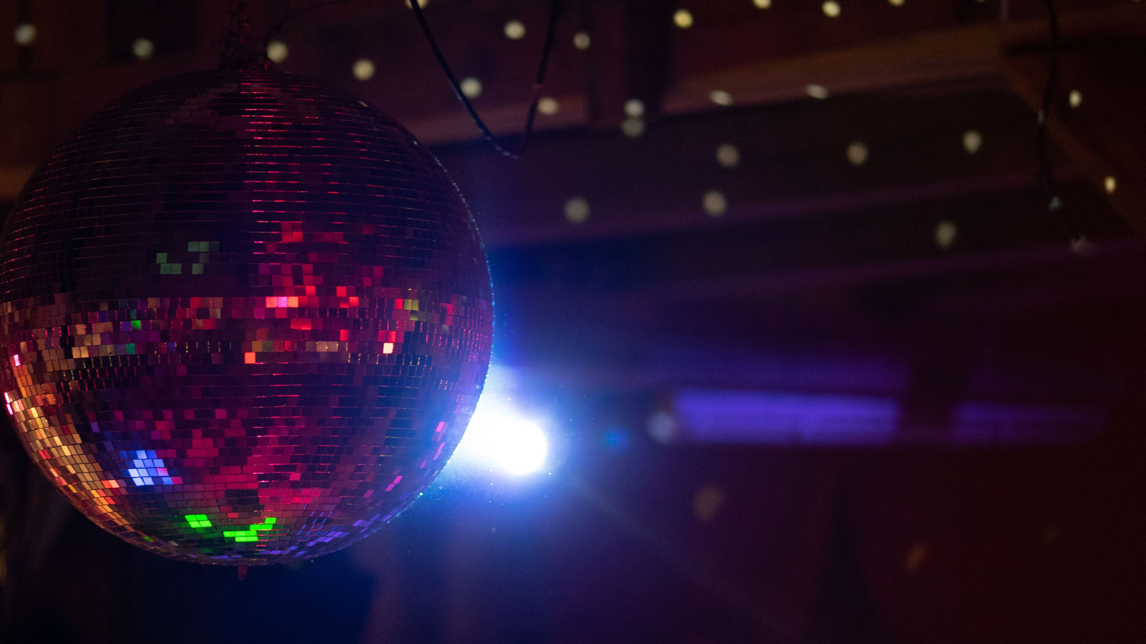 Download wallpaper 3840x2160 disco ball, light, shine, sphere, mirror 4k uhd 16:9 HD background