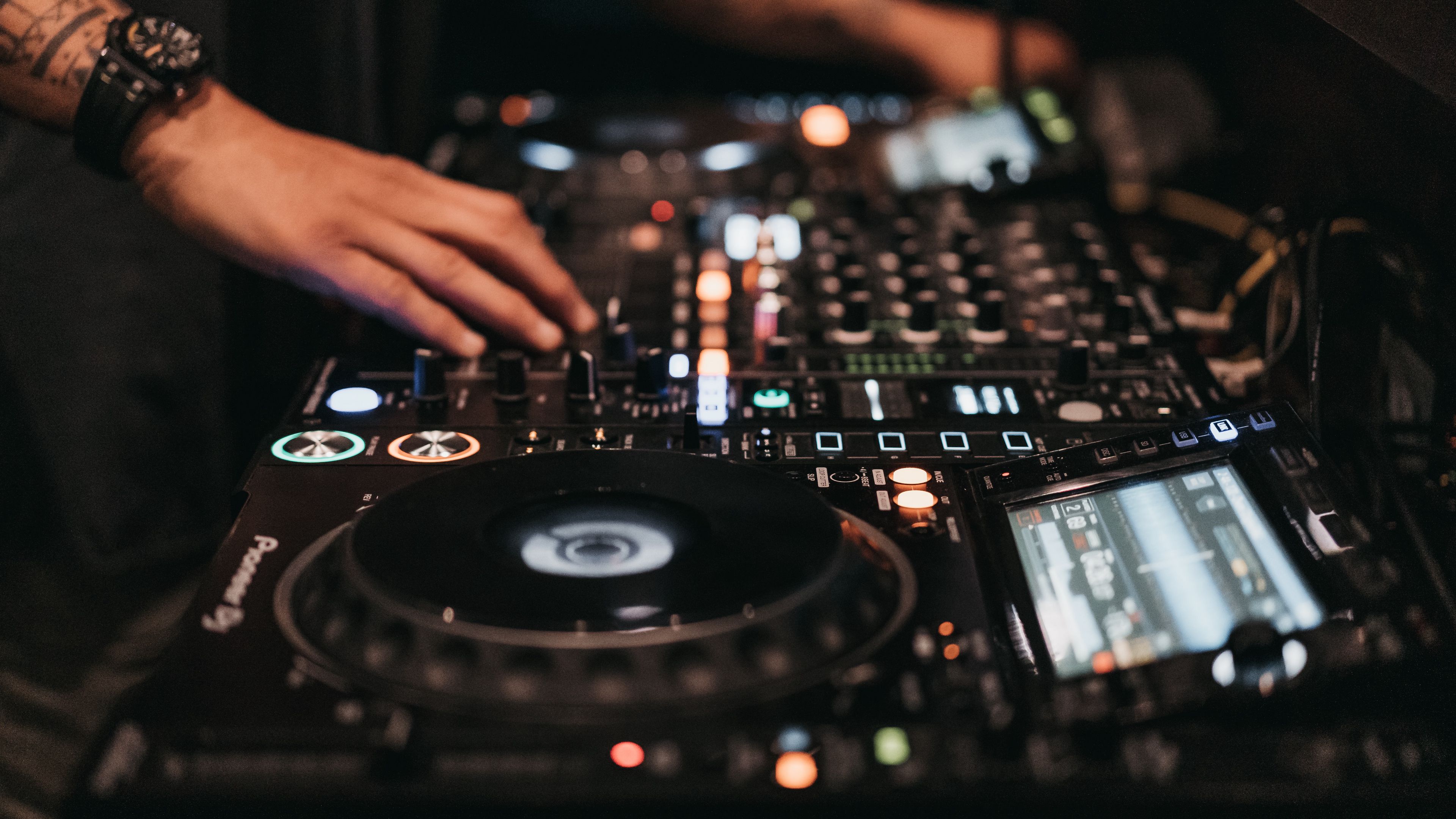 Download wallpaper 3840x2160 dj, music, disco, setup, buttons 4k uhd 16:9 HD background
