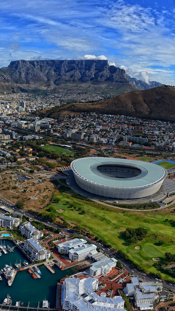 Table Mountain, standing at 3560ft high, Cape Town, South Africa