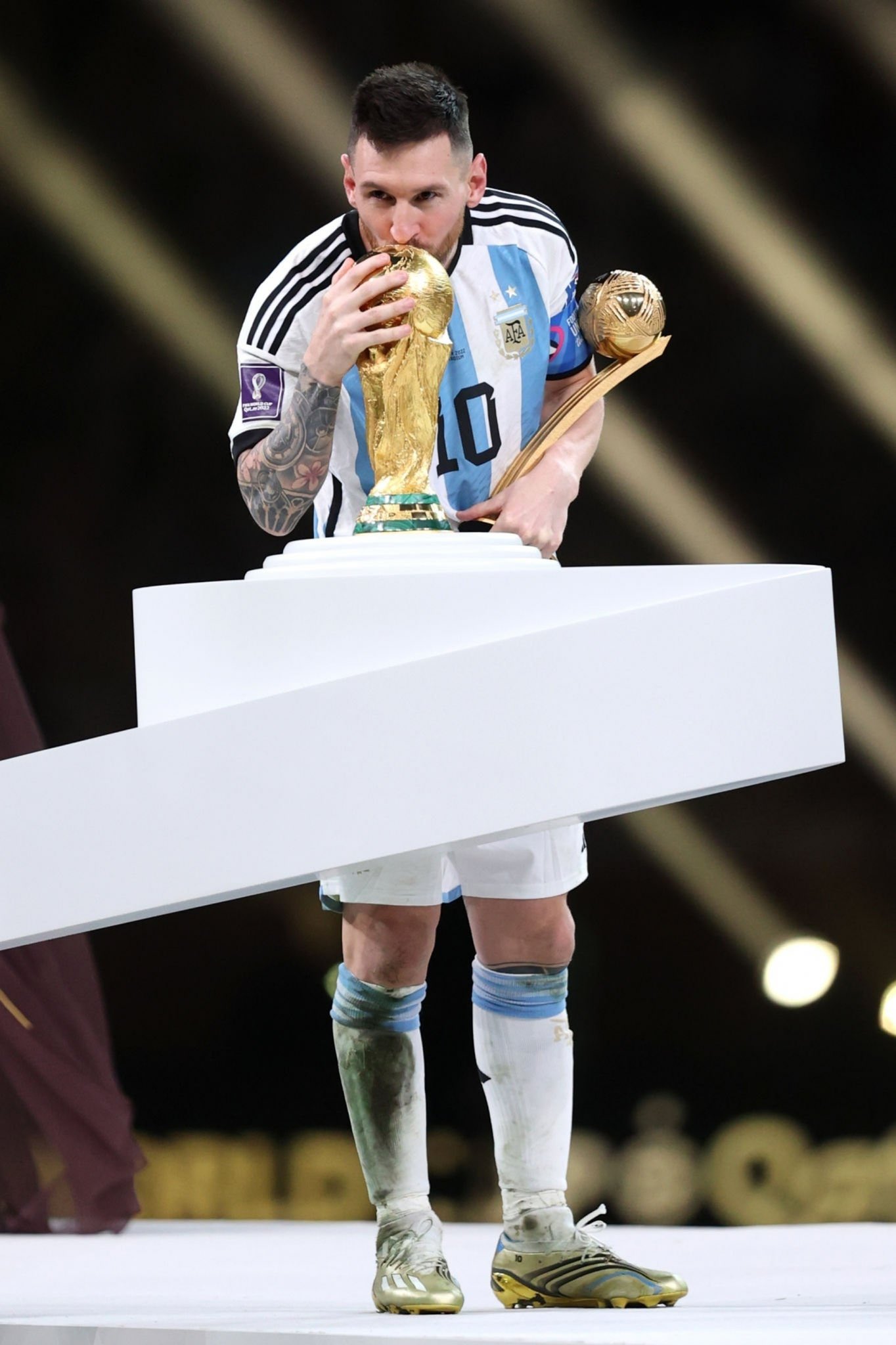 Lionel Messi Kissing The World Cup Trophy Wallpapers - Wallpaper Cave