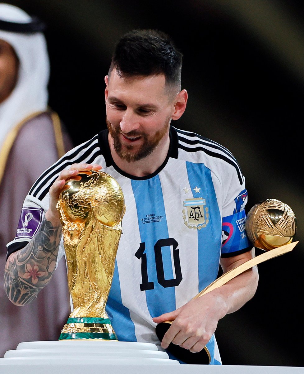 Messi Kissing World Cup Wallpapers - Wallpaper Cave