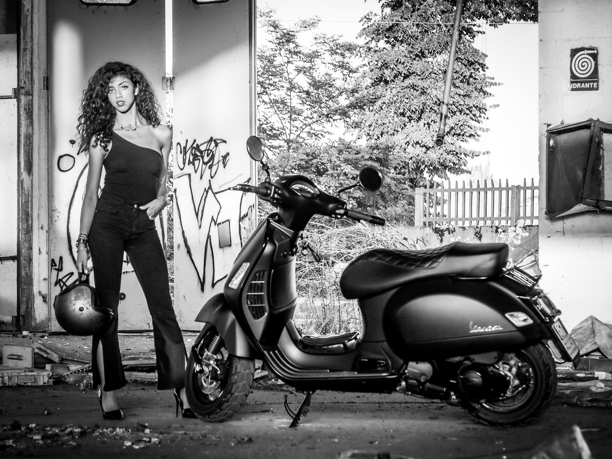 Vespa 300 GTS notte. Vespa, Vespa girl