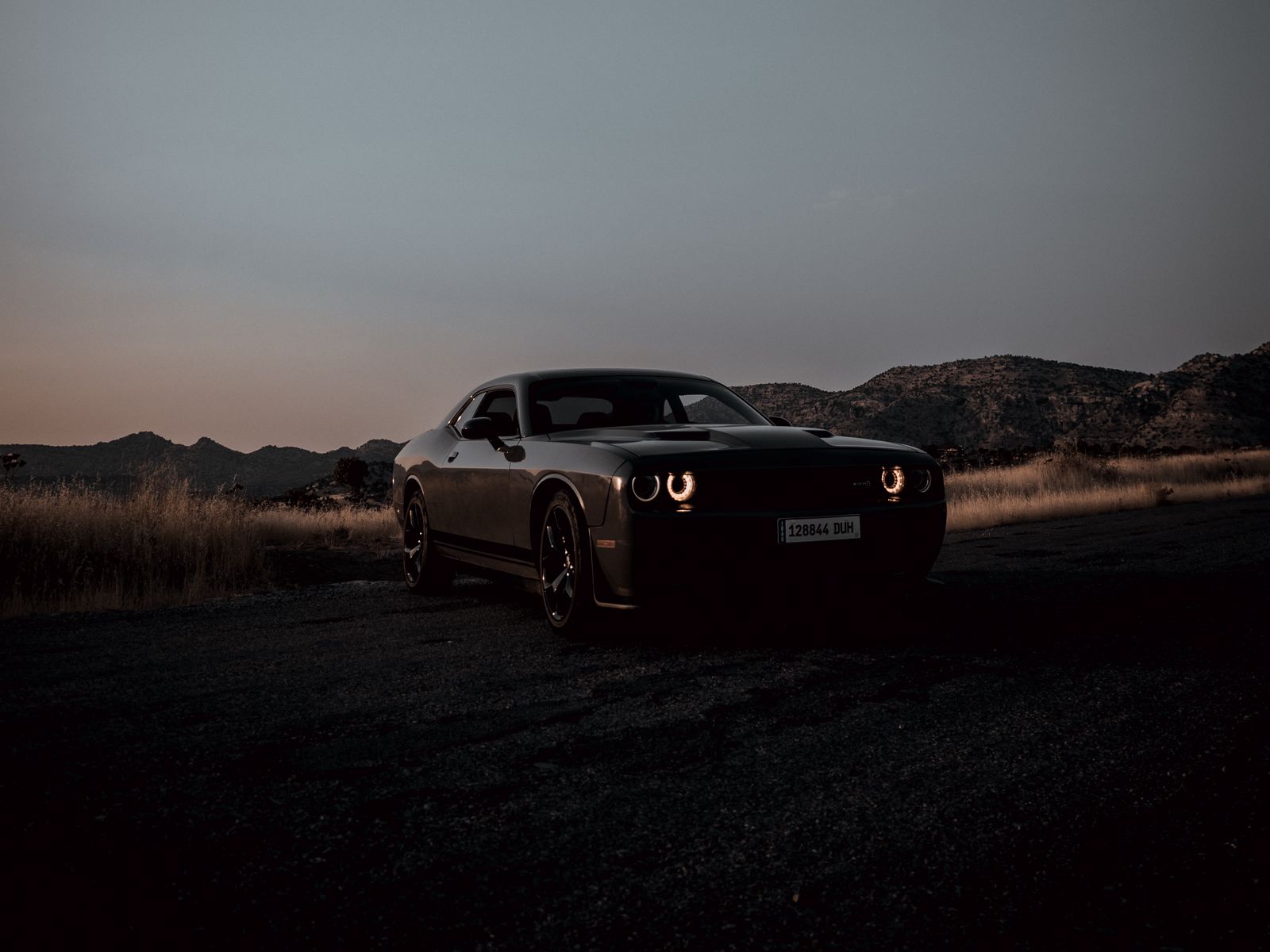 Download wallpaper 1600x1200 dodge challenger, dodge, car, black, dark, dusk standard 4:3 HD background