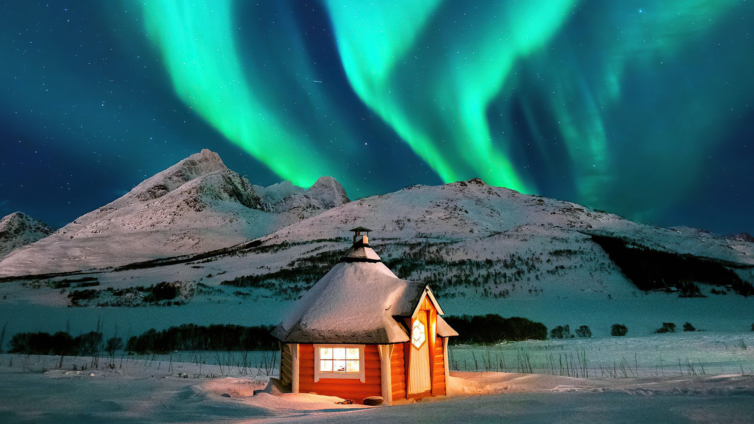 Cabin, snow, northern lights 2560 x