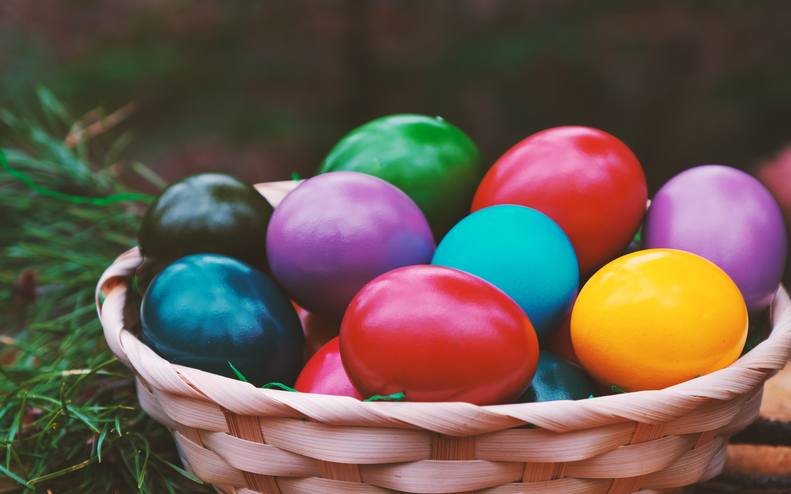 wallpaper: Easter eggs basket 2560x1600