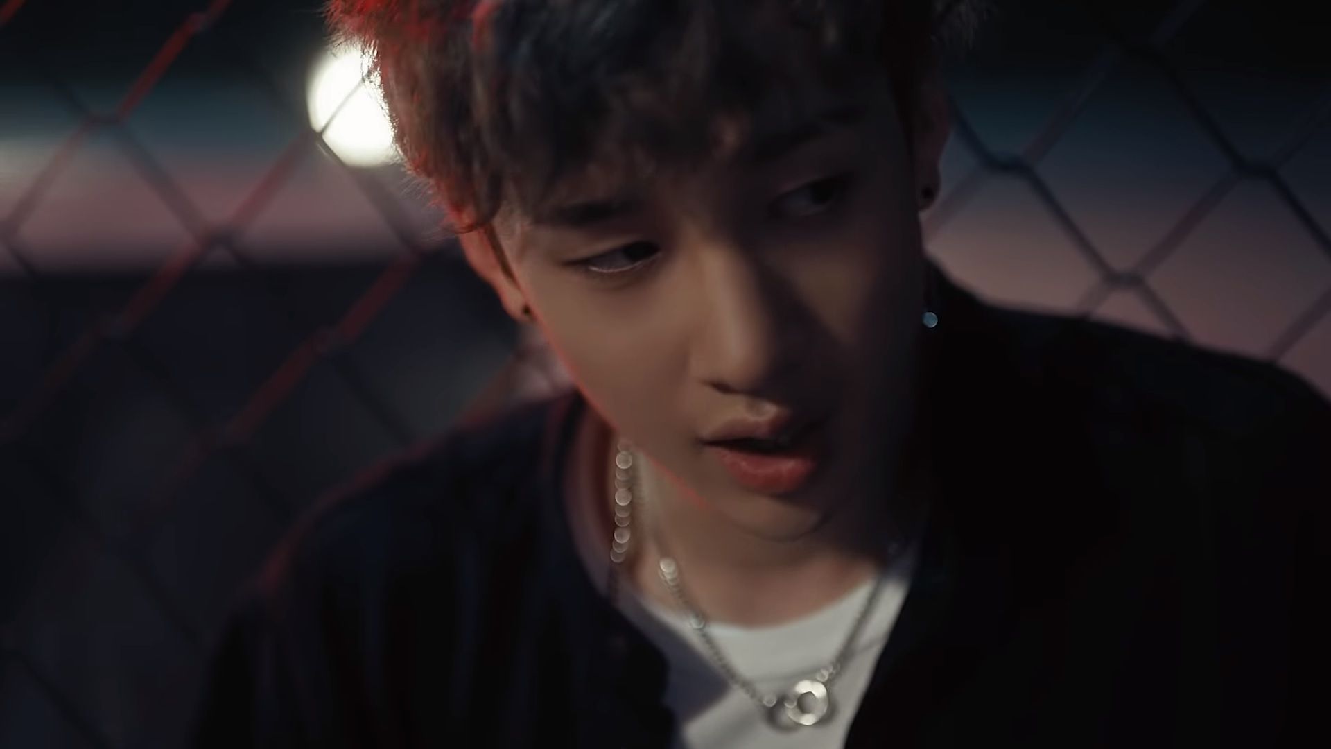 Skz bang chan. Группа Stray Kids бан Чан. Бан Чан Stray Kids 2021. Хёнджин Hellevator.