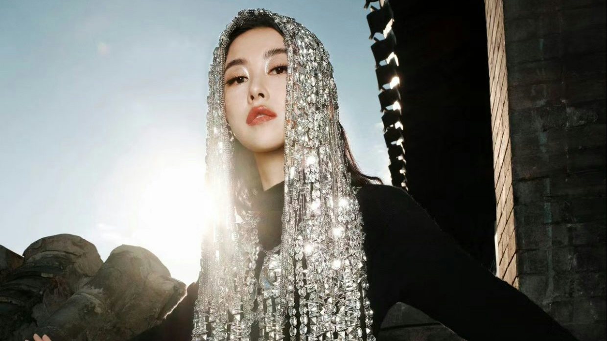Metallic Girl' fashion trend in China