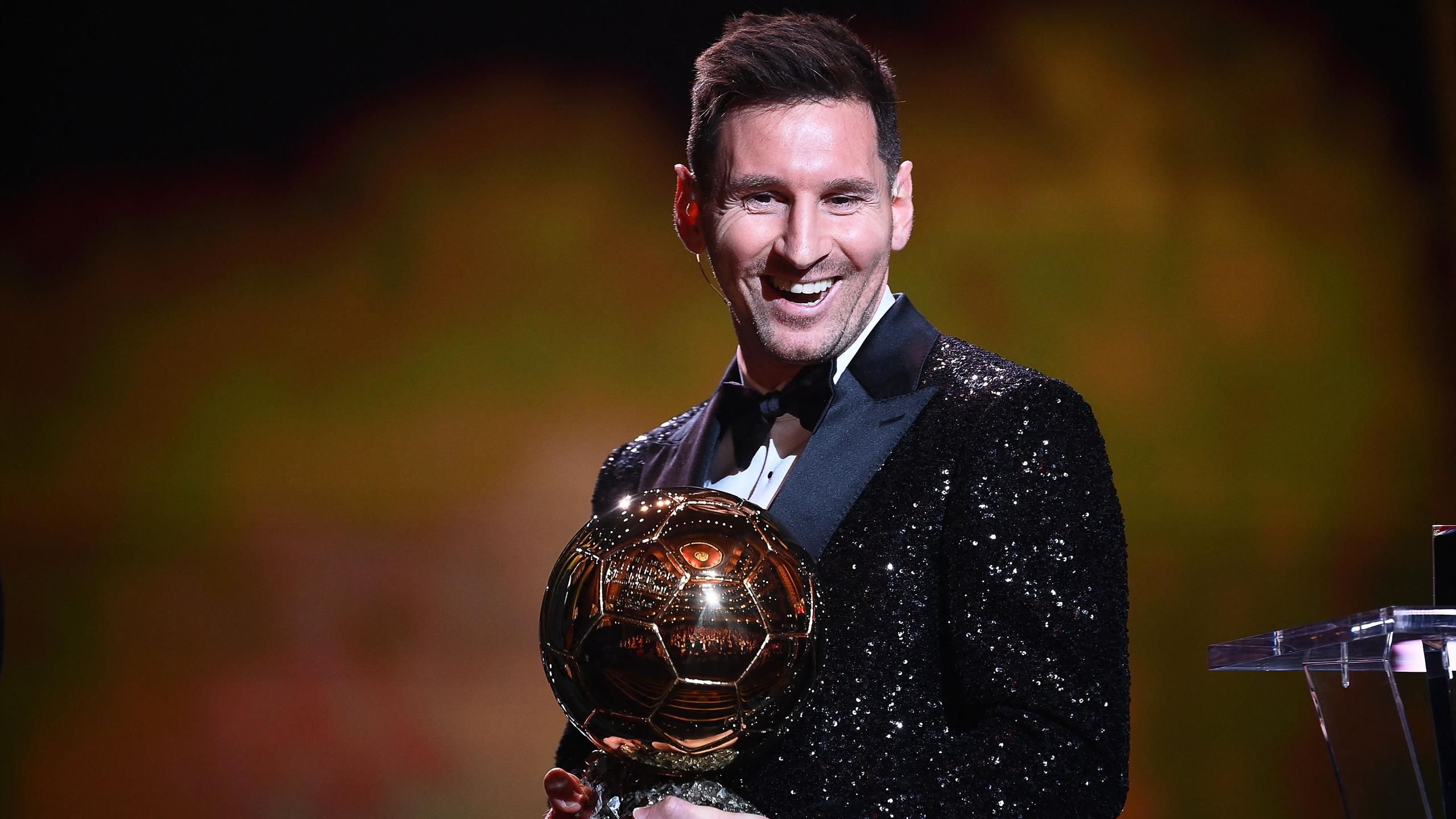 Lionel Messi beats Robert Lewandowski