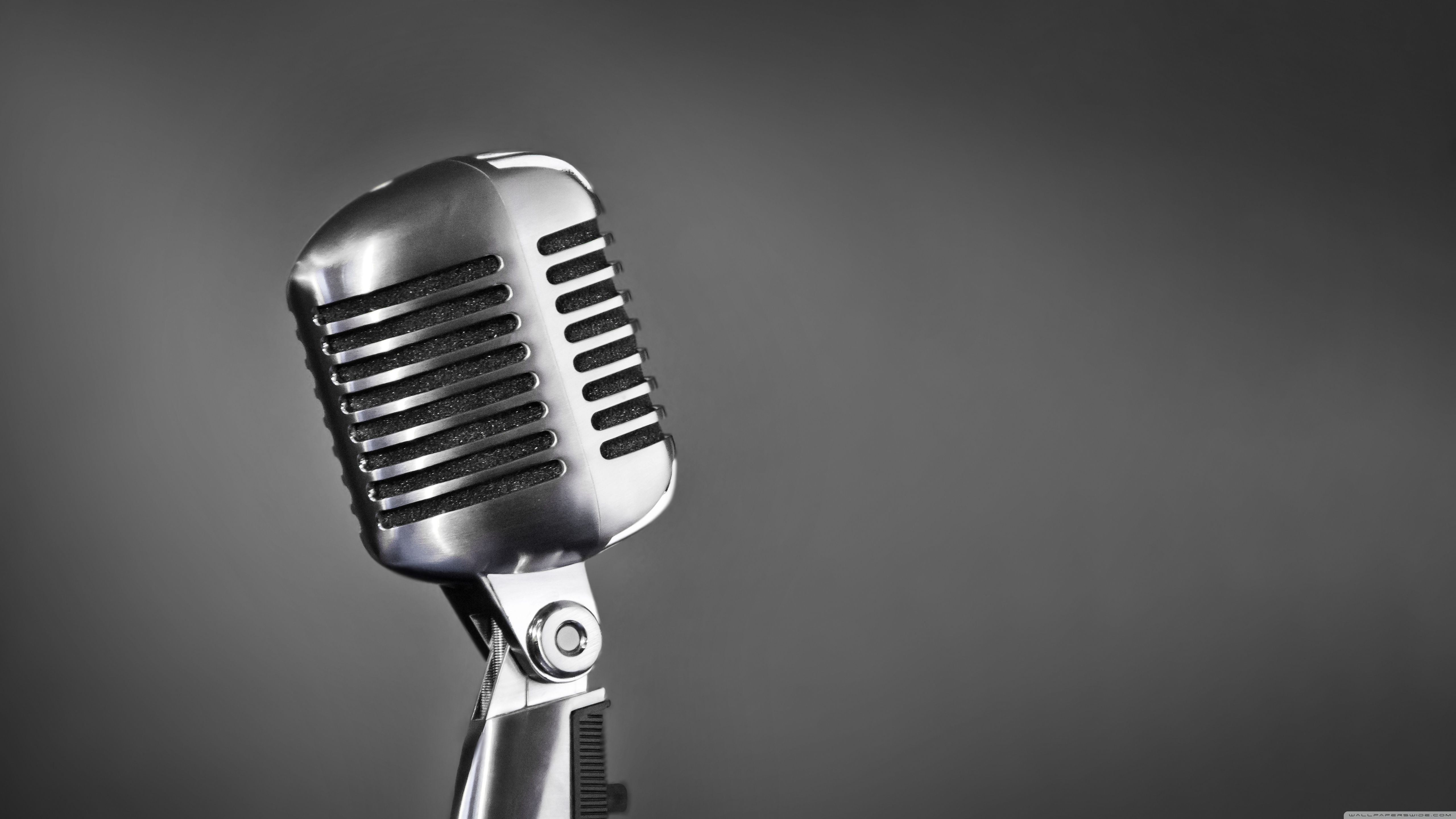 Retro Microphone Ultra HD Desktop