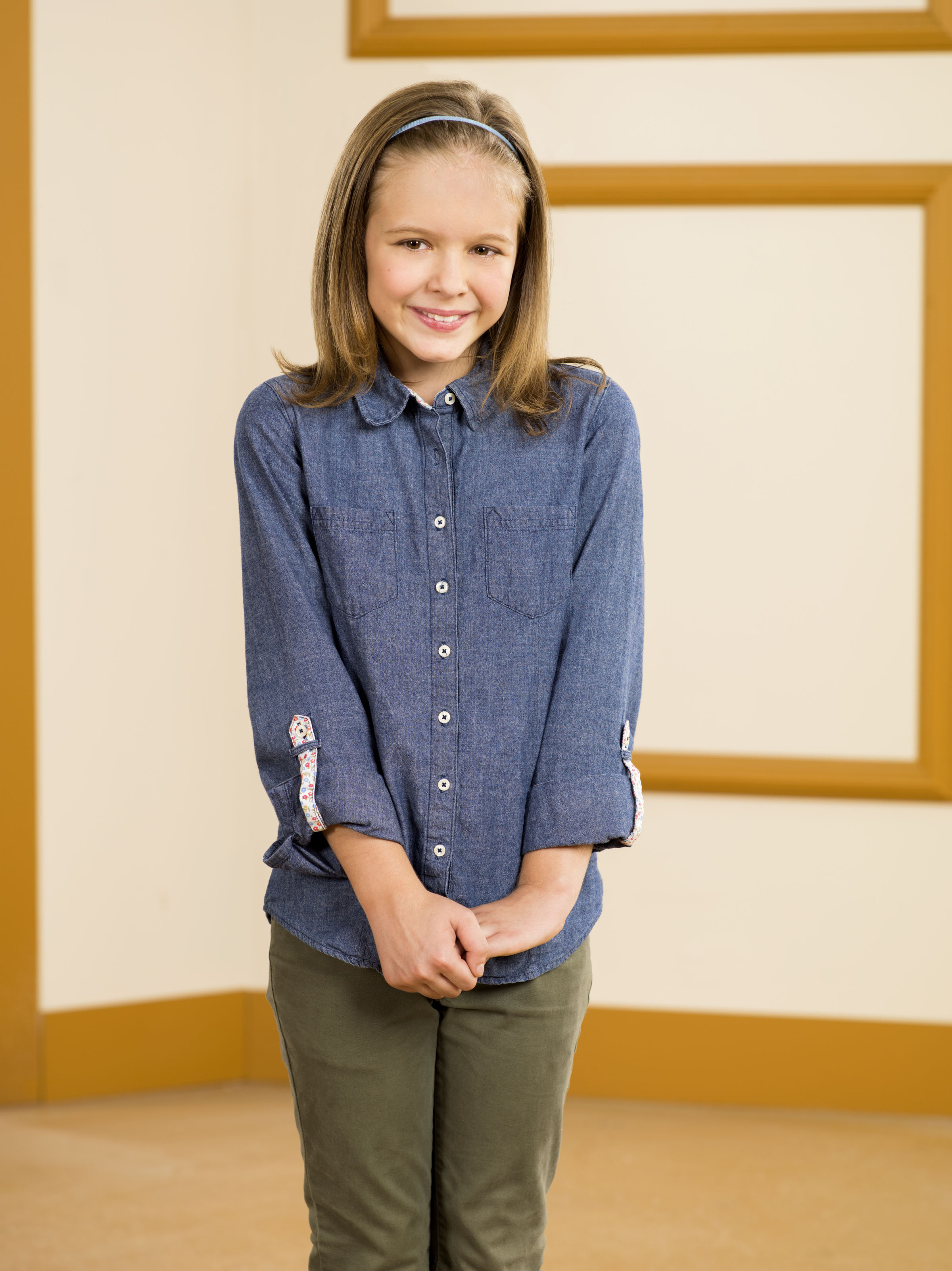 Izabela Vidovic as Ally VanCamp on Help