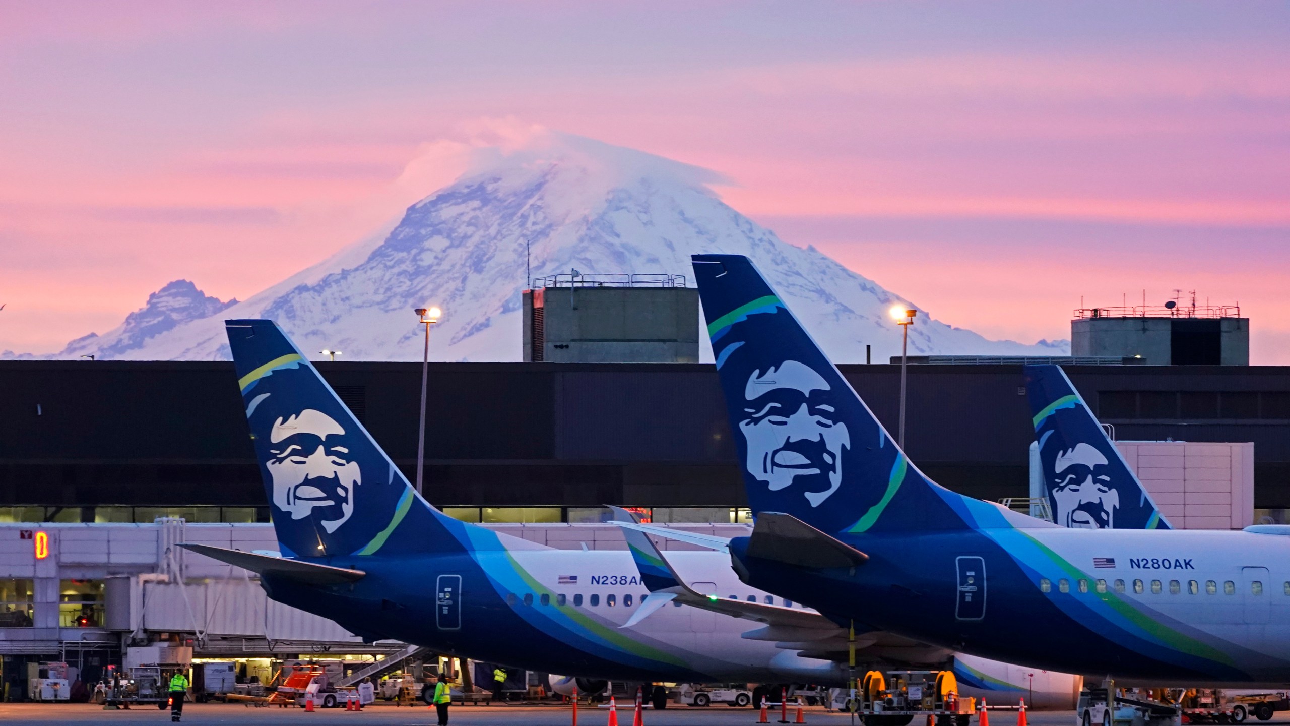 Alaska Air to buy Hawaiian Airlines
