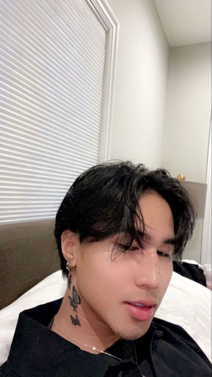 Regie Wallpaper with his new tattoo <3
