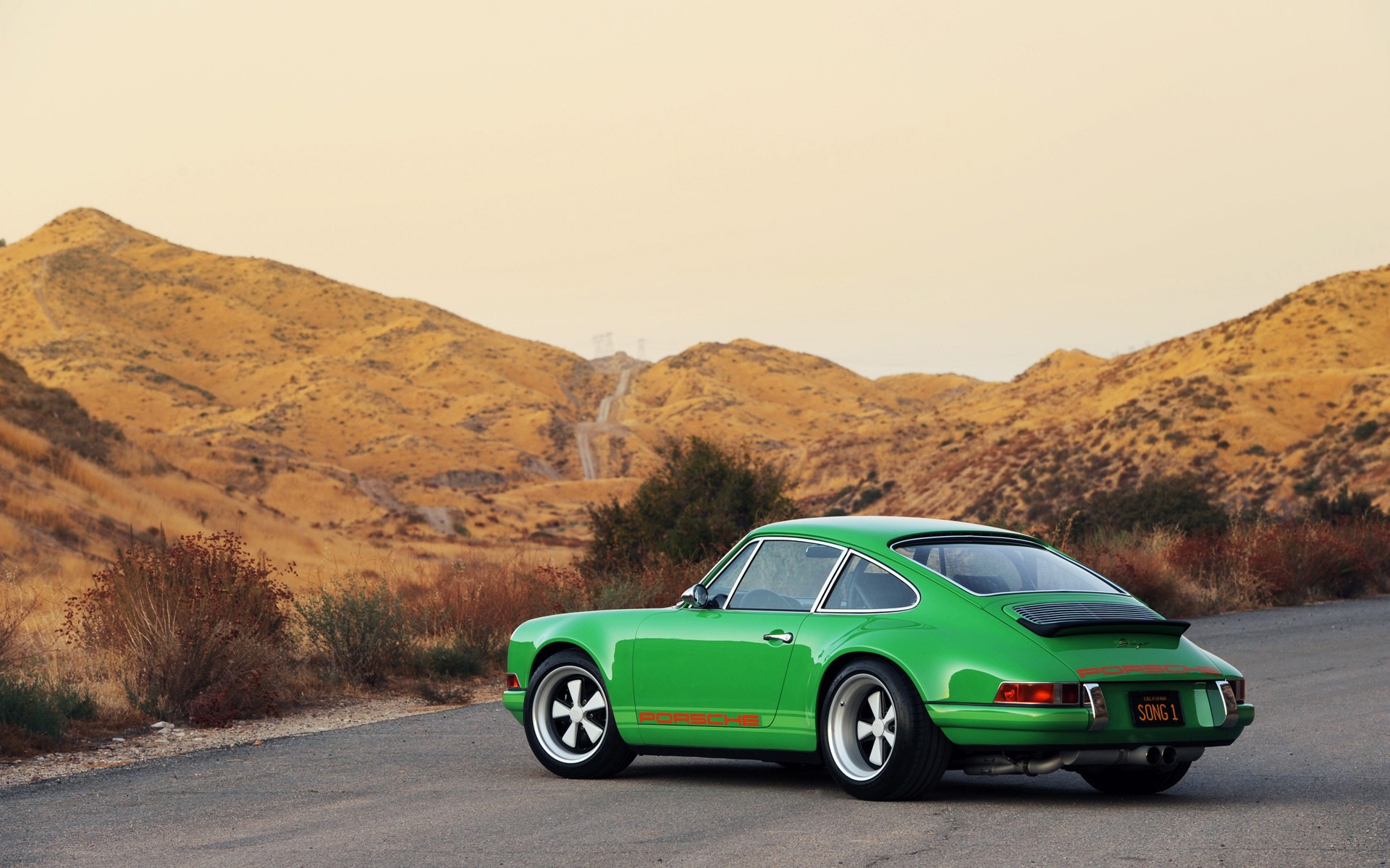 Green vintage cars singers Porsche 911